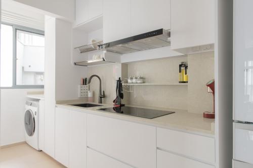 Minimalist Kitchen at Strathmore Avenue