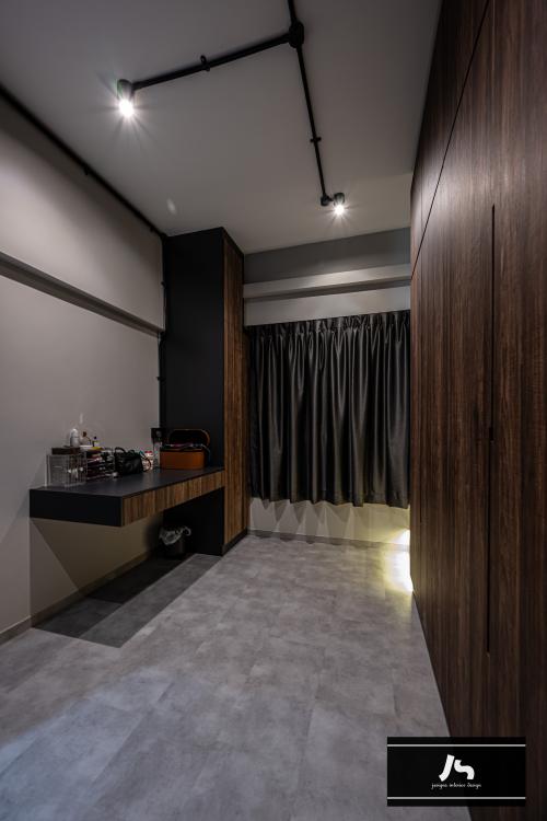 Modern Walk-in Wardrobe at 336 Jurong East
