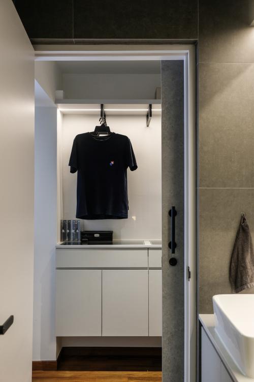 Eclectic Walk-in Wardrobe at Serangoon