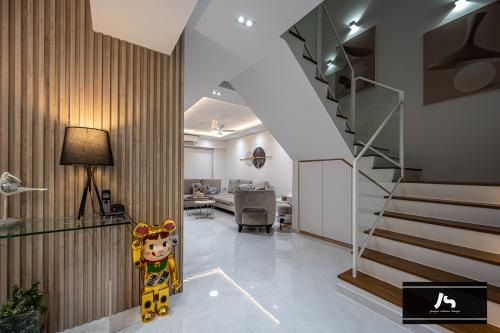 Modern Entryway at 542 Jelapang Road
