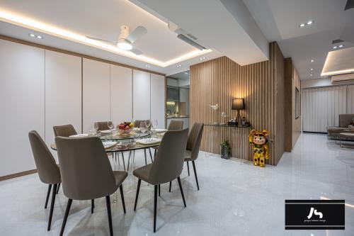 Modern Dining Room at 542 Jelapang Road