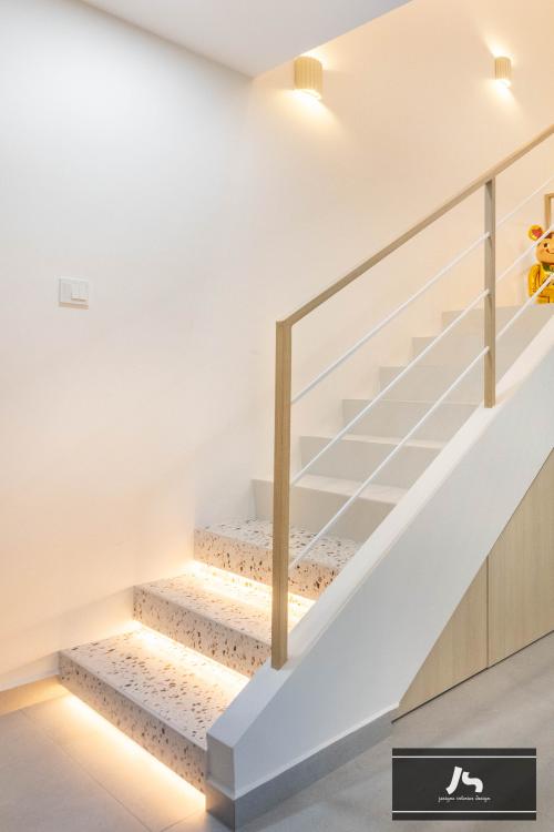 Minimalist Hallway at 549 Jurong West St 42