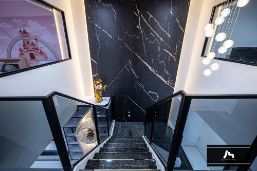 Modern Foyer at 549 Jurong West St 42