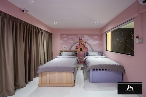 Modern Bedroom at 549 Jurong West St 42