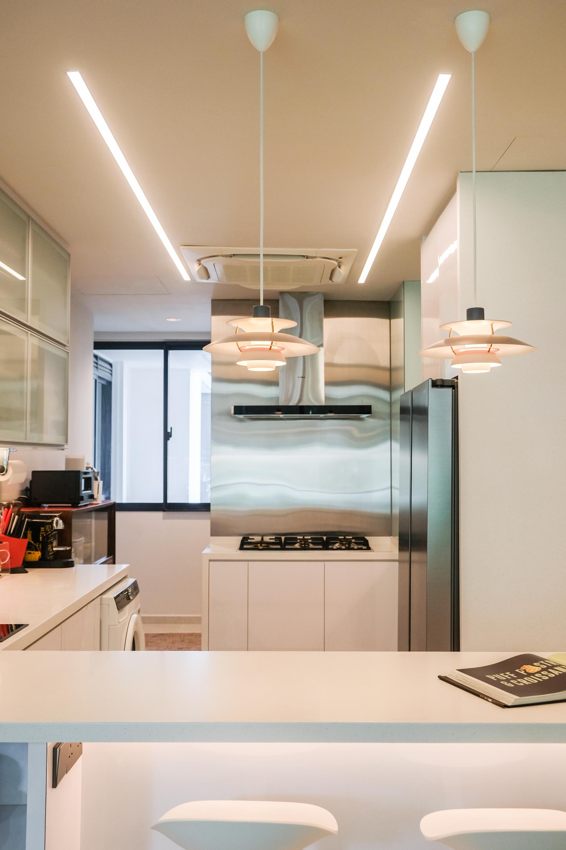 Modern Kitchen with Countertop and Kitchen Island