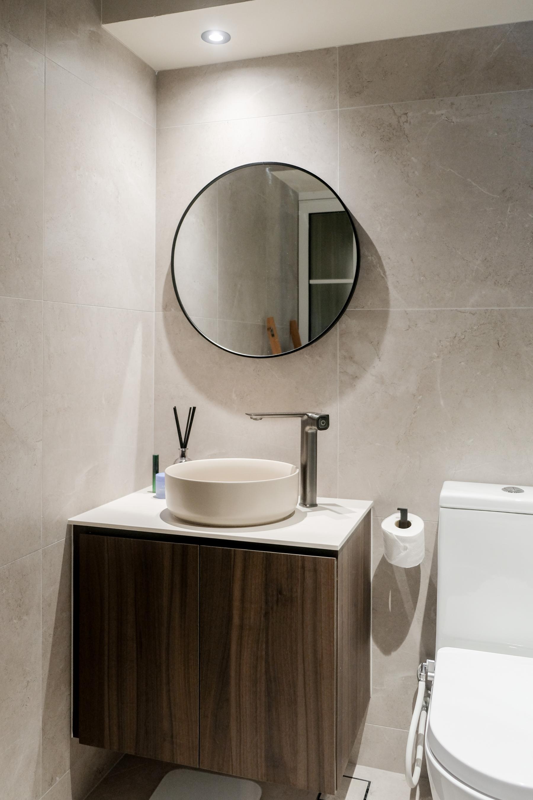Transitional Bathroom with Mirror and Vanity Counter