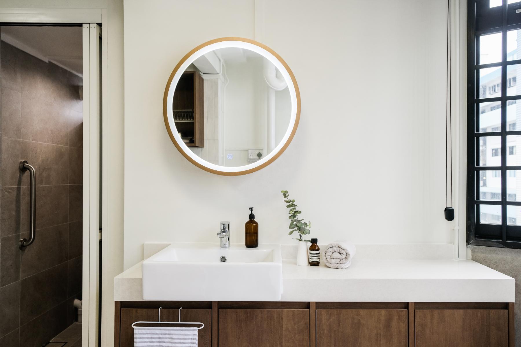 Transitional Bathroom with Countertop and Mirror