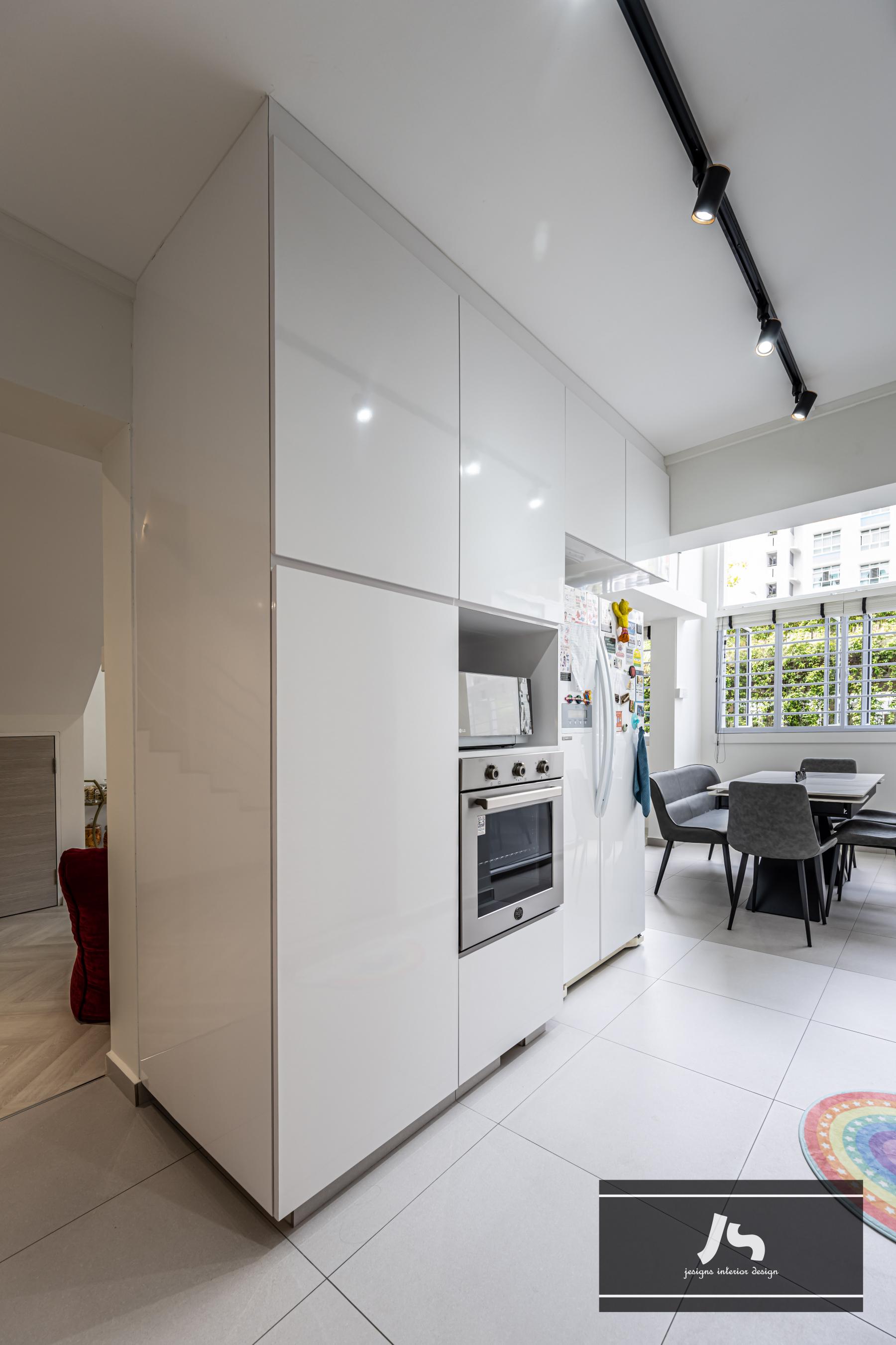 Minimalist Kitchen with Kitchen Window and Open Kitchen