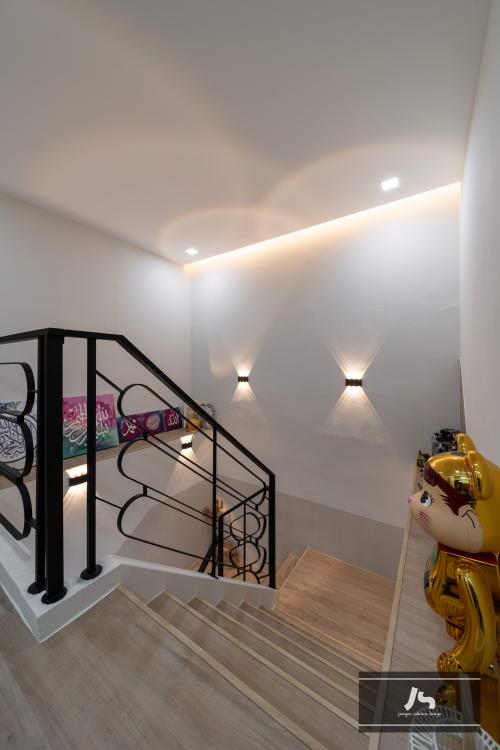 Scandinavian Hallway at 652 Woodlands Ring Road