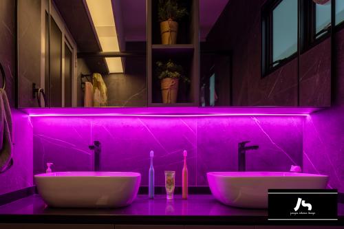 Eclectic Bathroom at 788B Woodlands Crescent