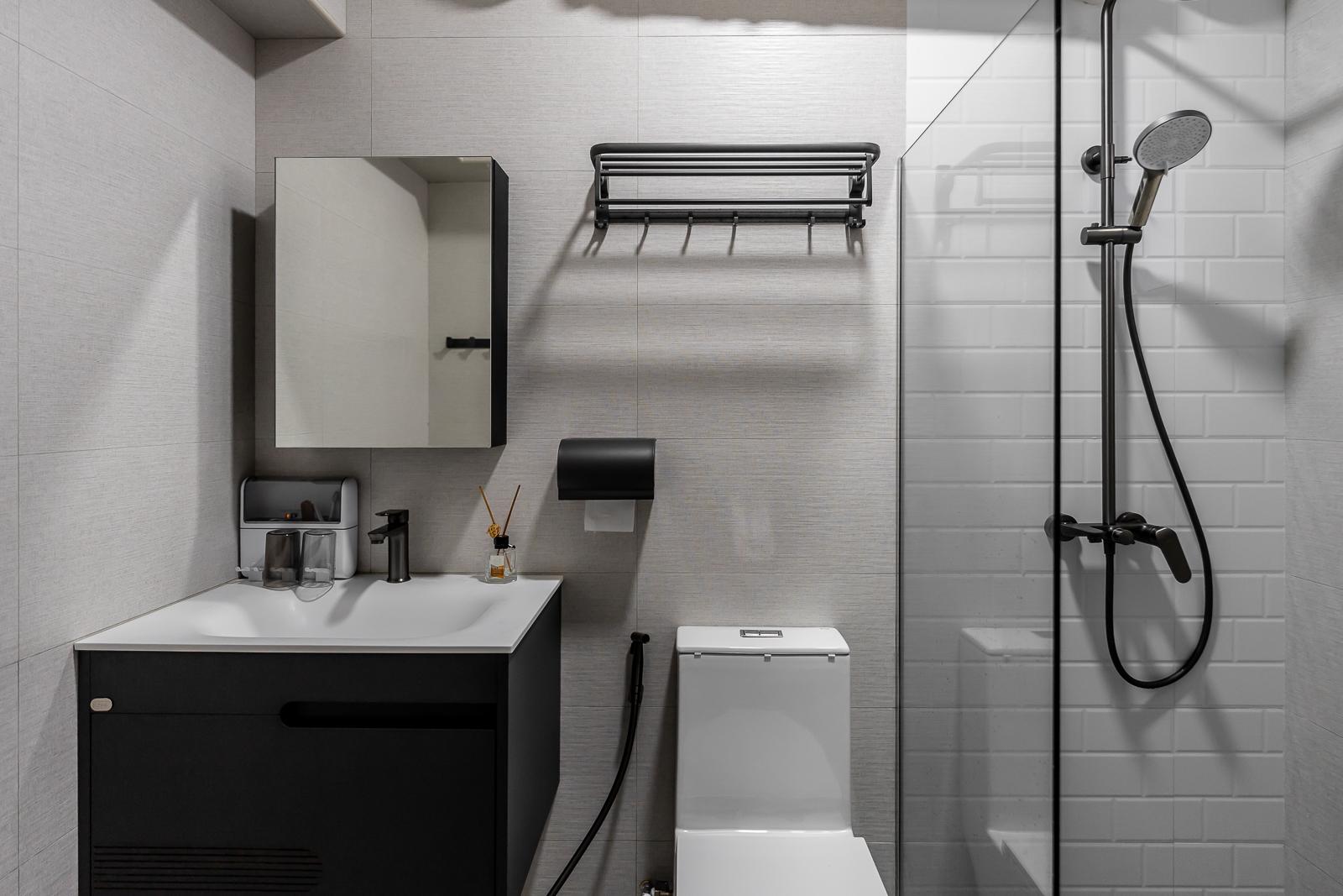 Modern Bathroom with Homogeneous Tiles and Mirror
