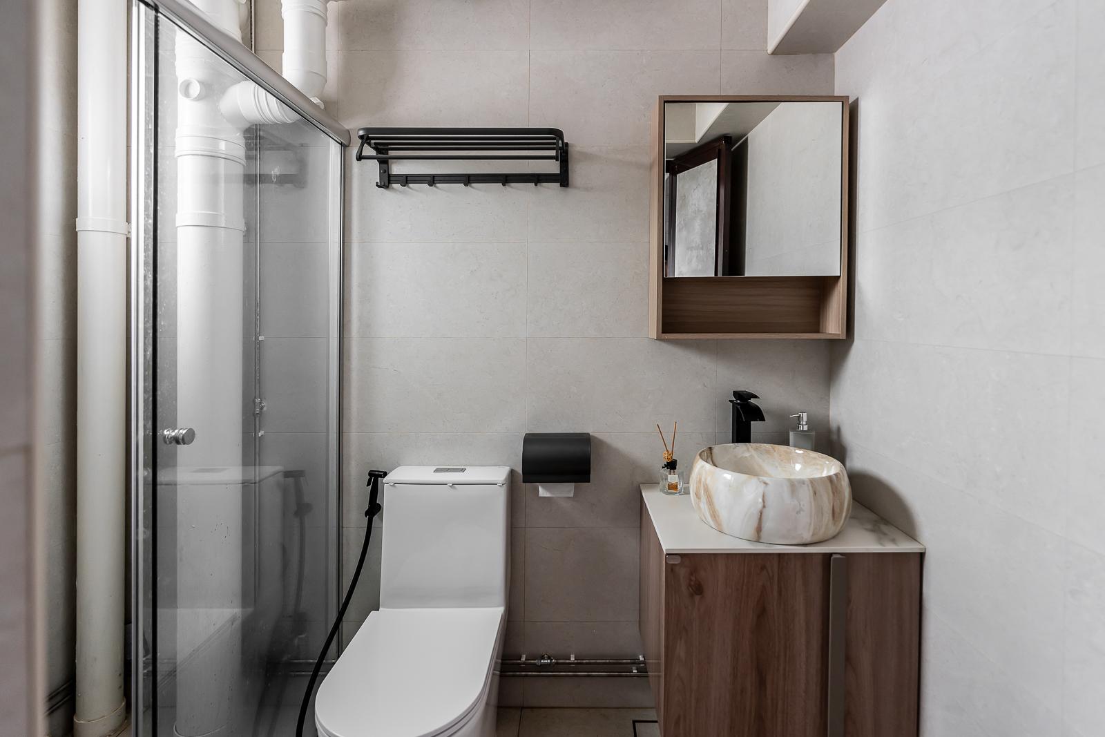 Modern Bathroom with Countertop and Homogeneous Tiles