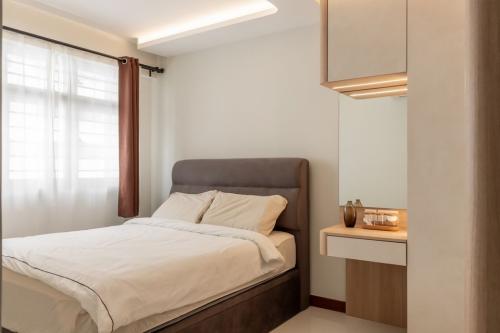 Contemporary Bedroom at 818A Choa Chu Kang Ave 1
