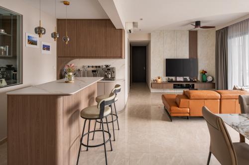 Contemporary Living Room at parc clematis blk 8