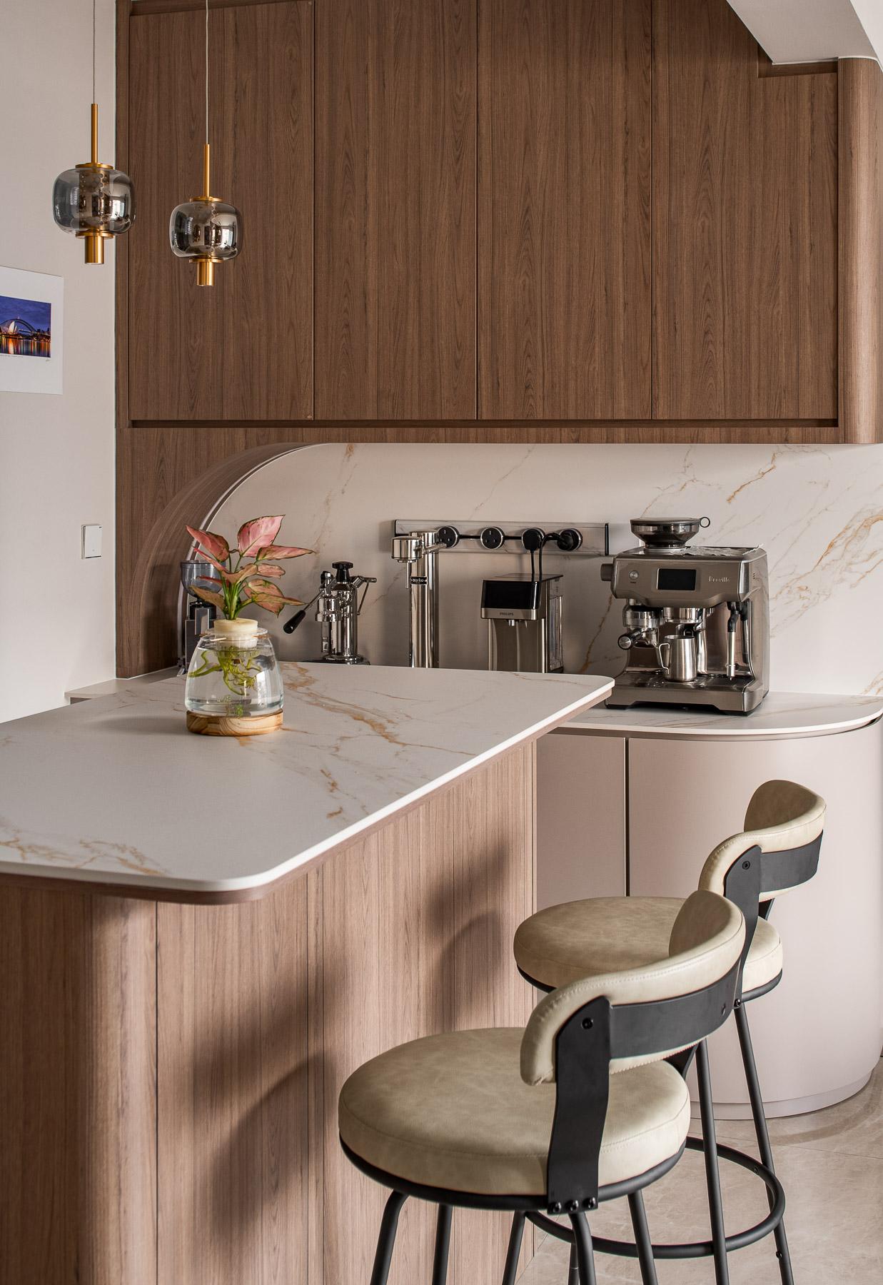 Contemporary Kitchen with Countertop and Open Kitchen