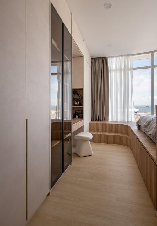 Contemporary Bedroom at 76 shenton way