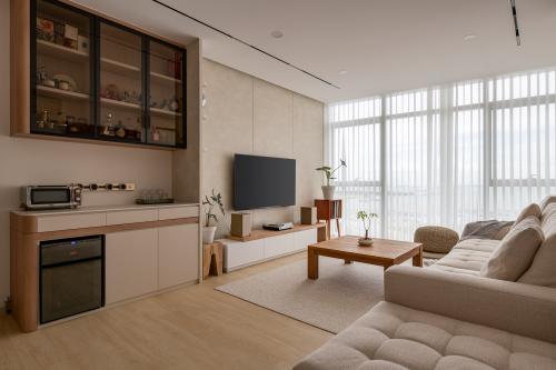 Contemporary Living Room at 76 shenton way