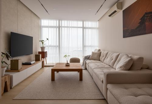 Contemporary Living Room at 76 shenton way
