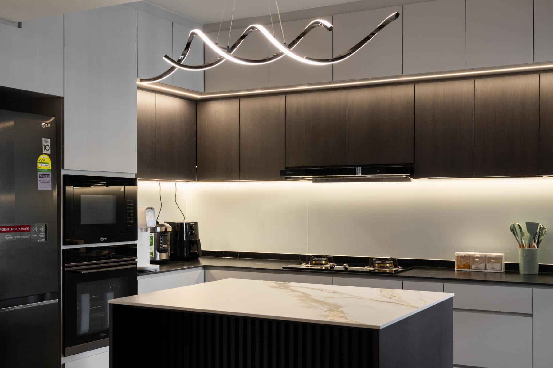 Modern Kitchen with Open Kitchen and Kitchen Backsplash