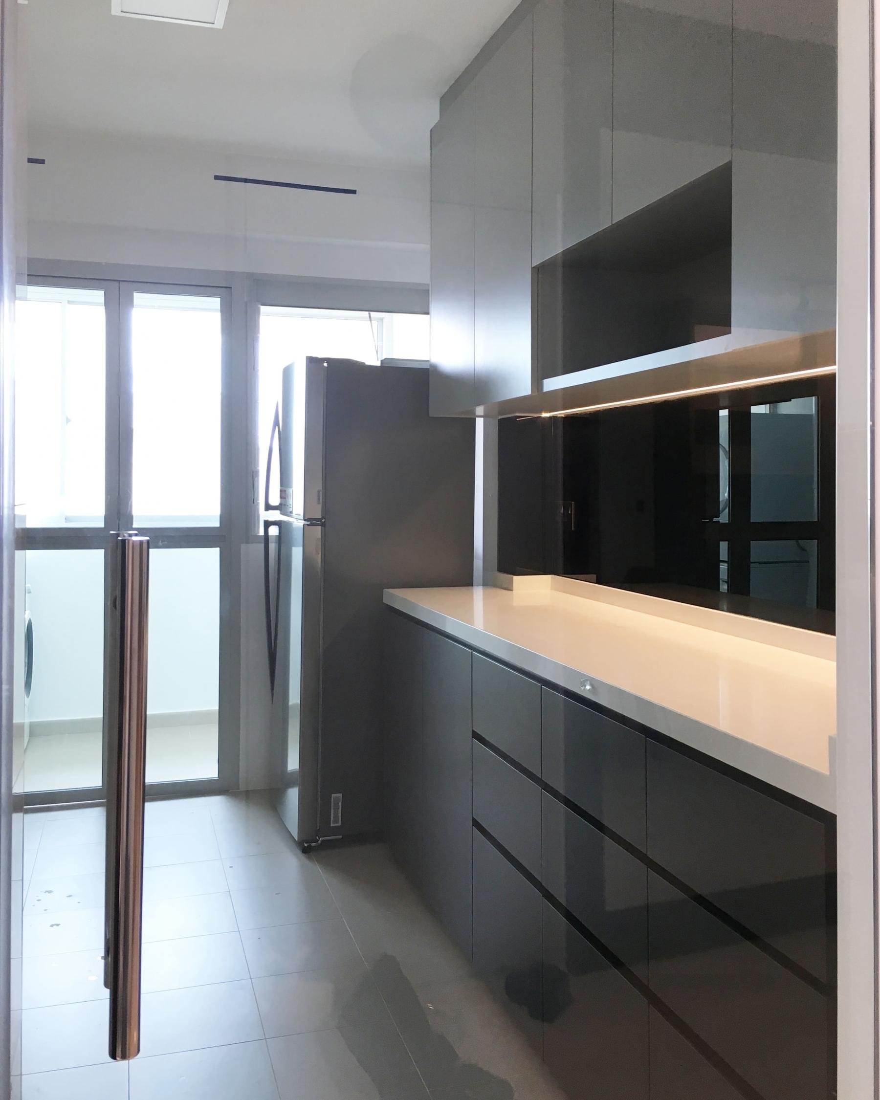 Modern Kitchen with Countertop and Homogeneous Tiles
