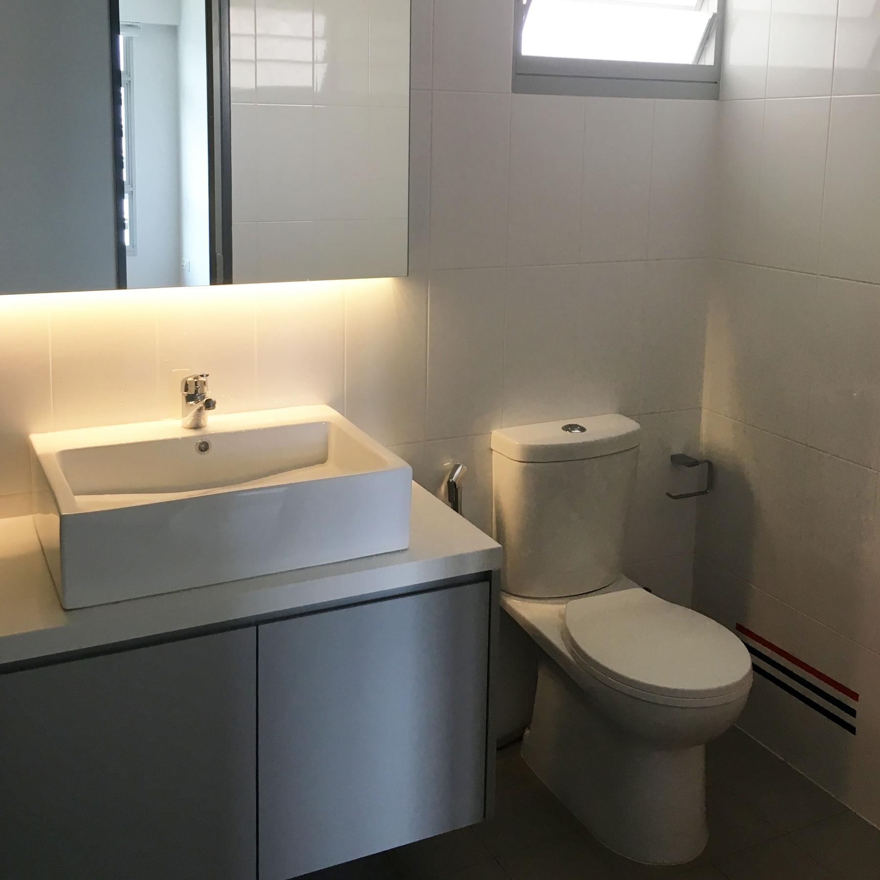 Modern Bathroom with Countertop and Homogeneous Tiles