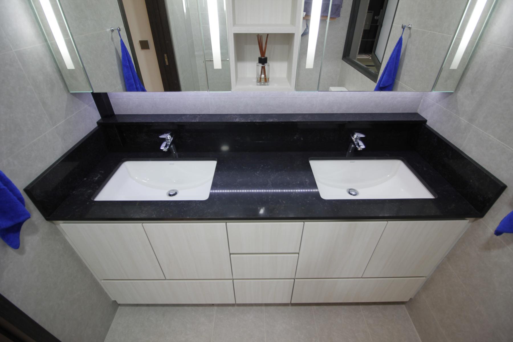 Modern Bathroom with Countertop and Homogeneous Tiles