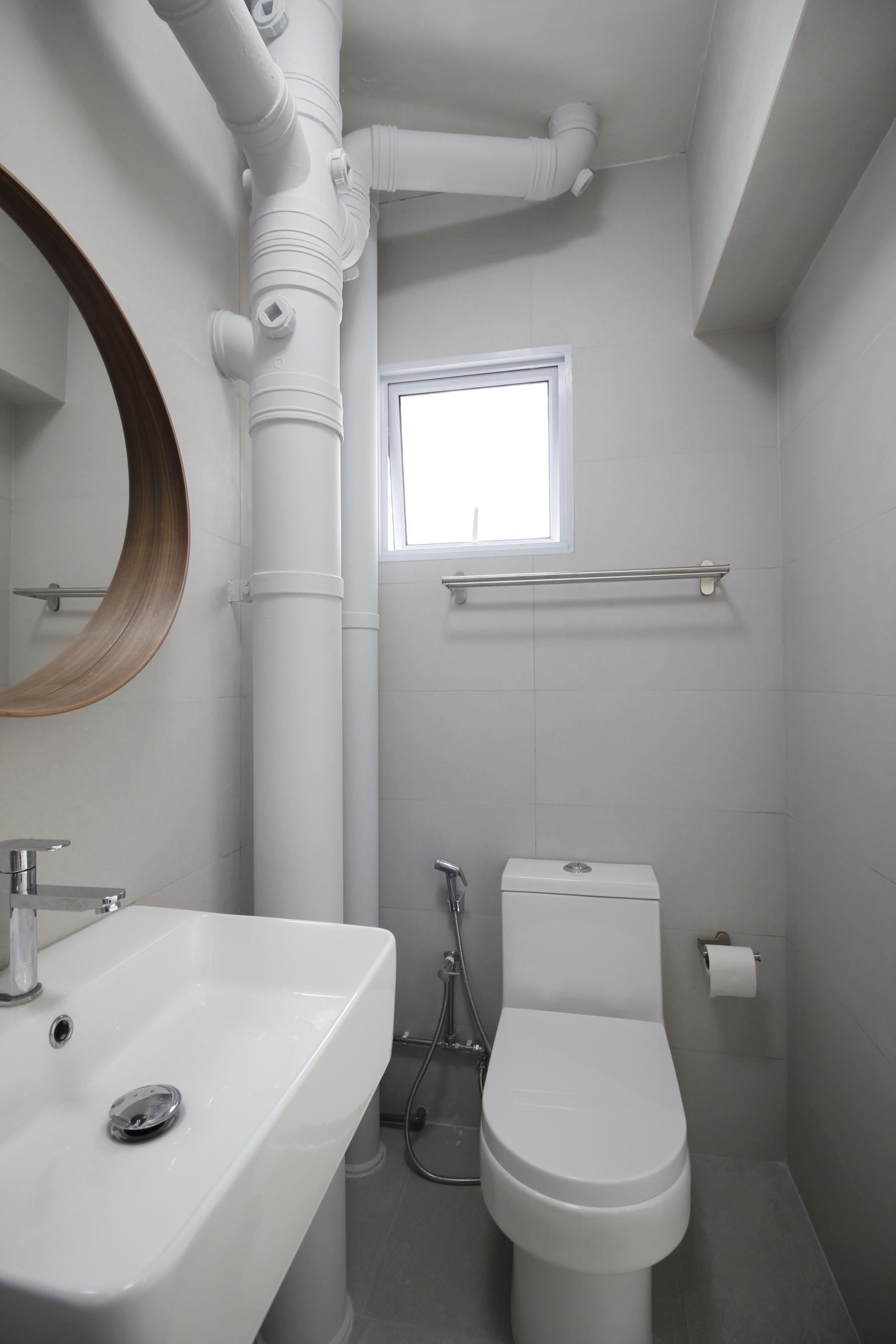 Contemporary Bathroom with Homogeneous Tiles and Mirror