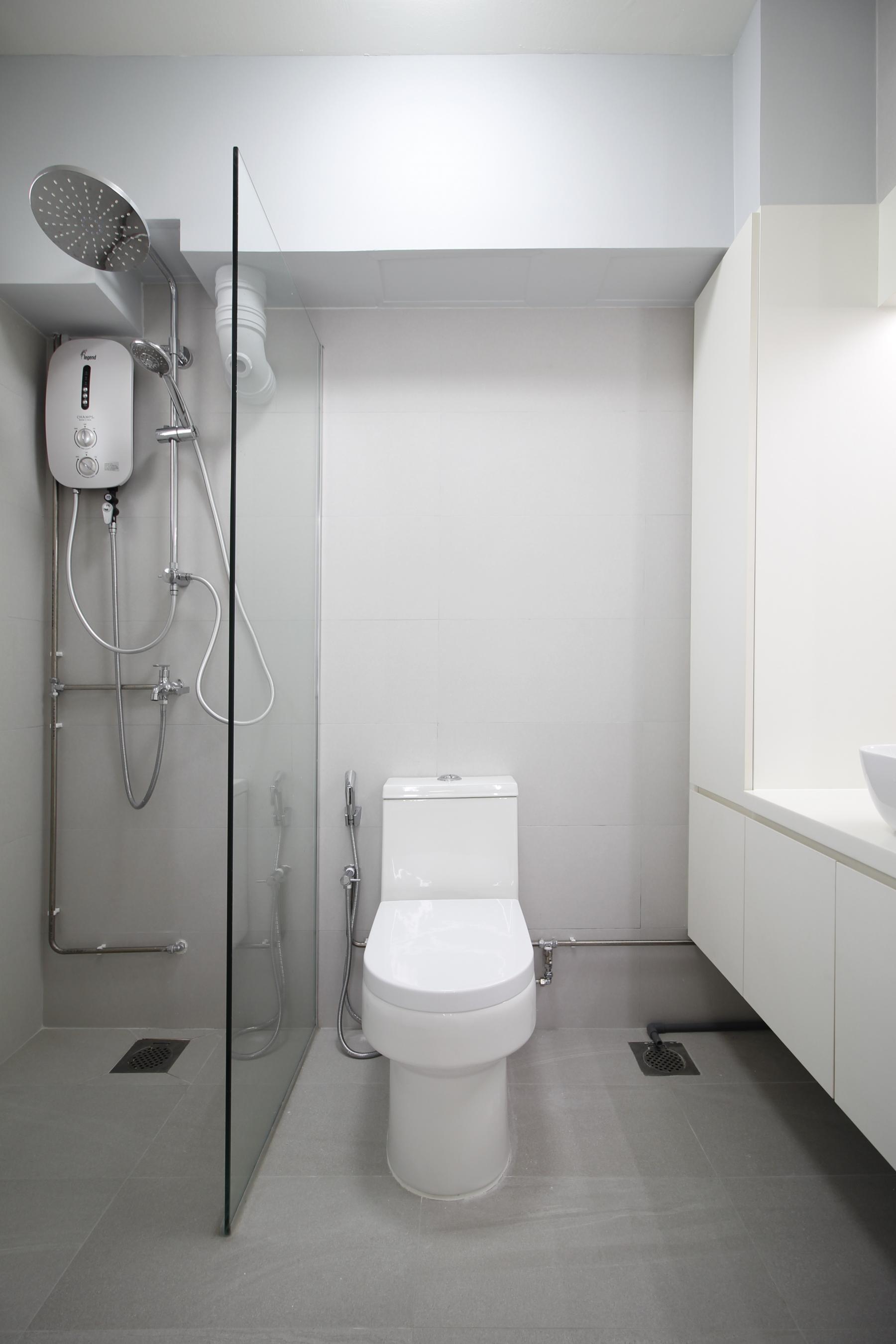 Contemporary Bathroom with Homogeneous Tiles and Mirror