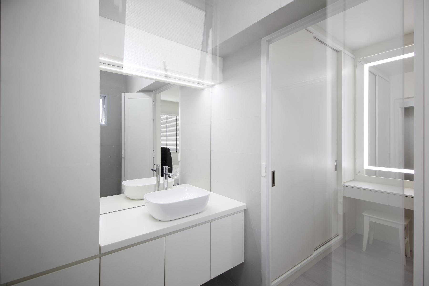 Contemporary Bathroom with Homogeneous Tiles and Mirror