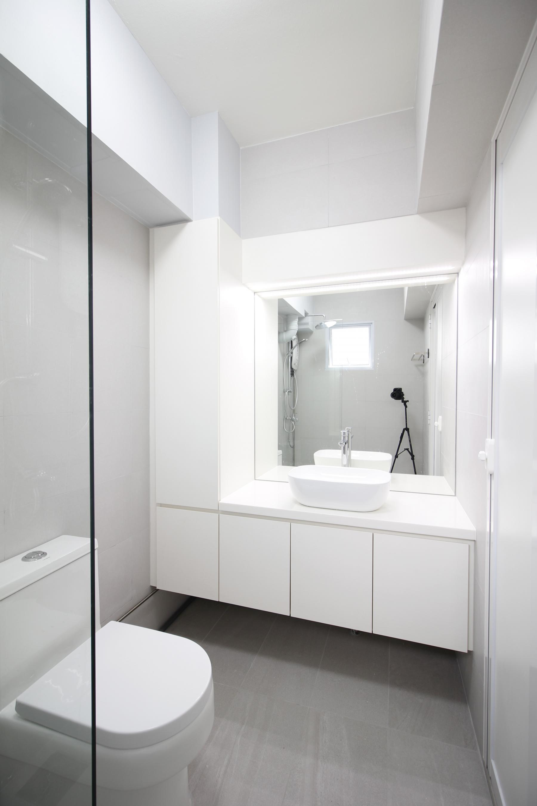 Contemporary Bathroom with Homogeneous Tiles and Mirror