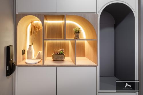 Minimalist Entryway at Blk 3 Criterion Condo