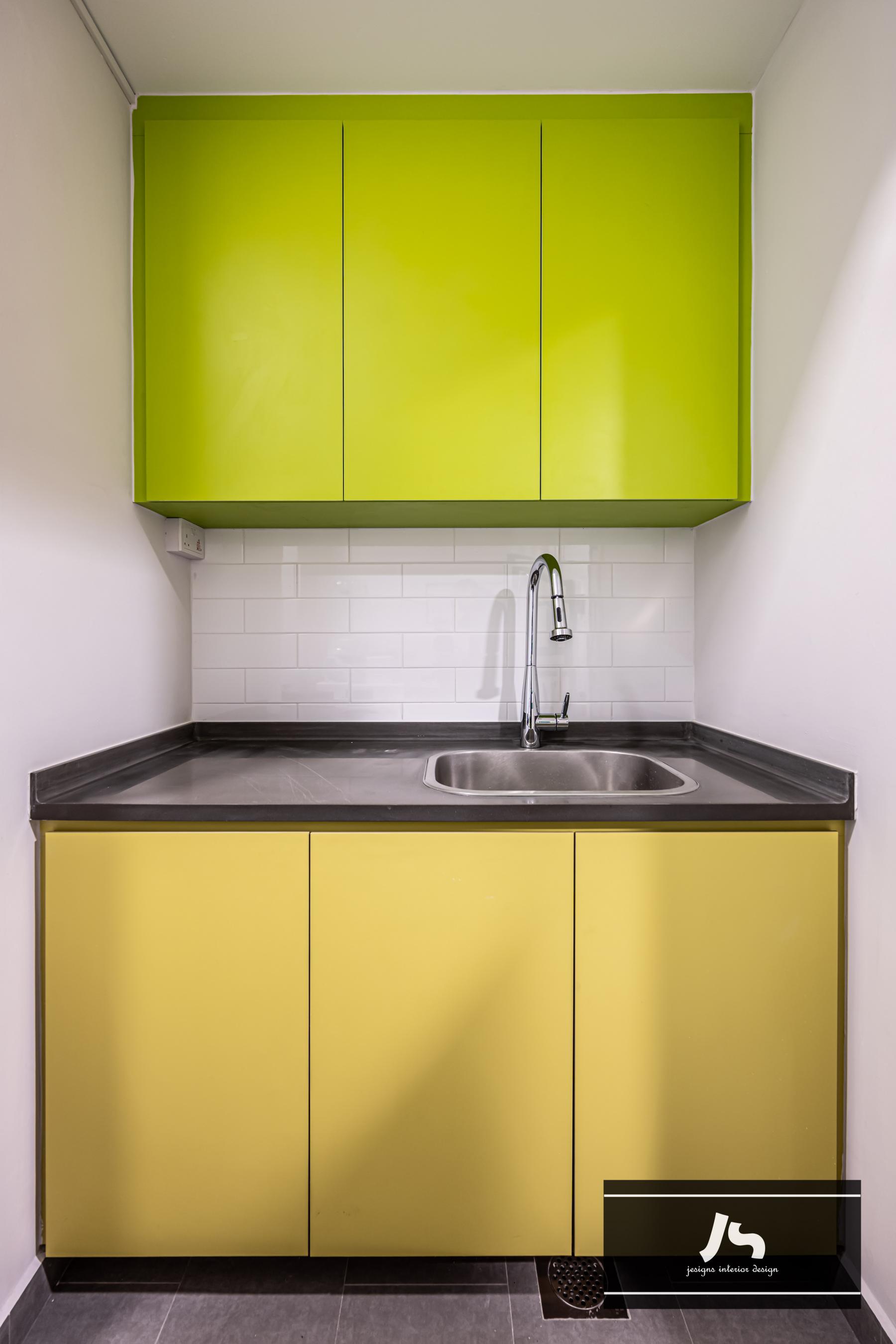 Asian Kitchen with Homogeneous Tiles and Herringbone Tiling