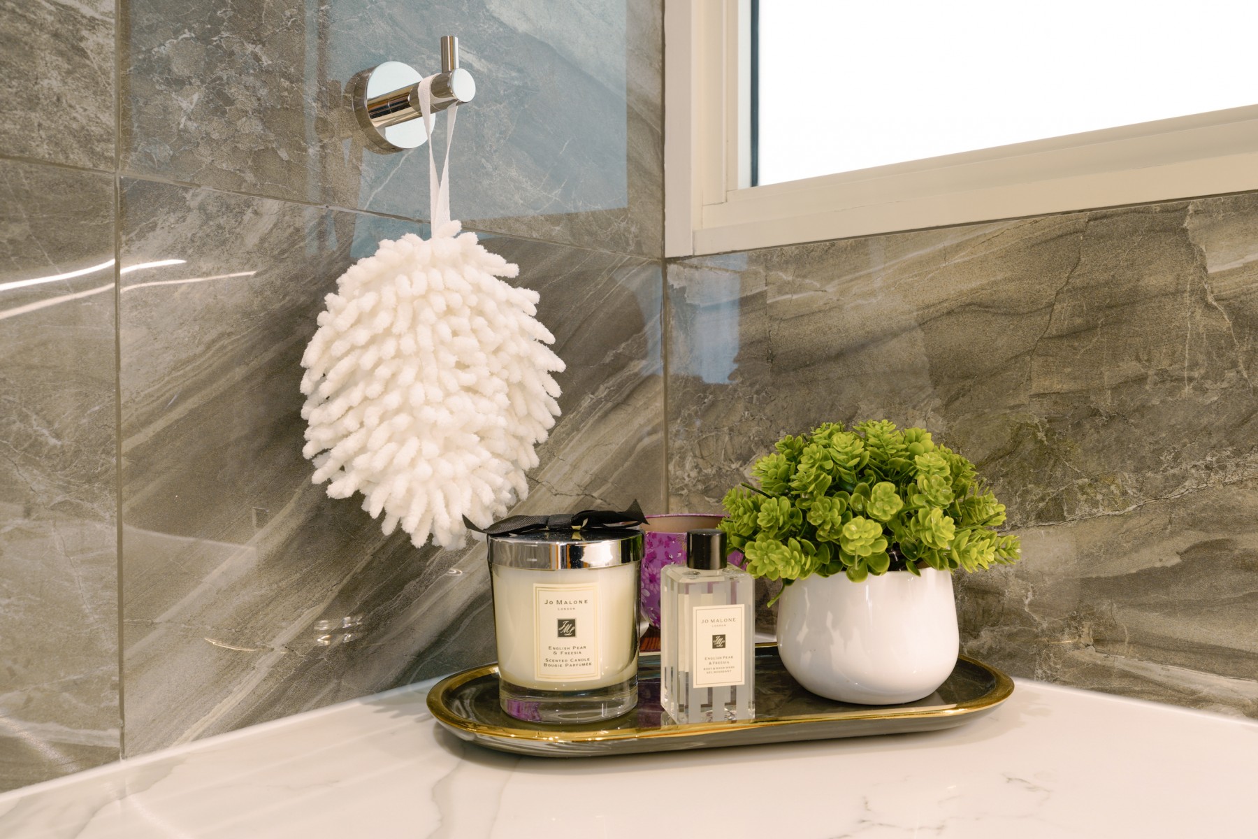 Modern Bathroom with Marble Floor and Mirror