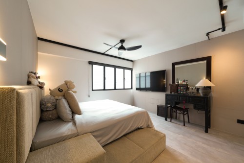 Industrial Bedroom at Antique Hermitage