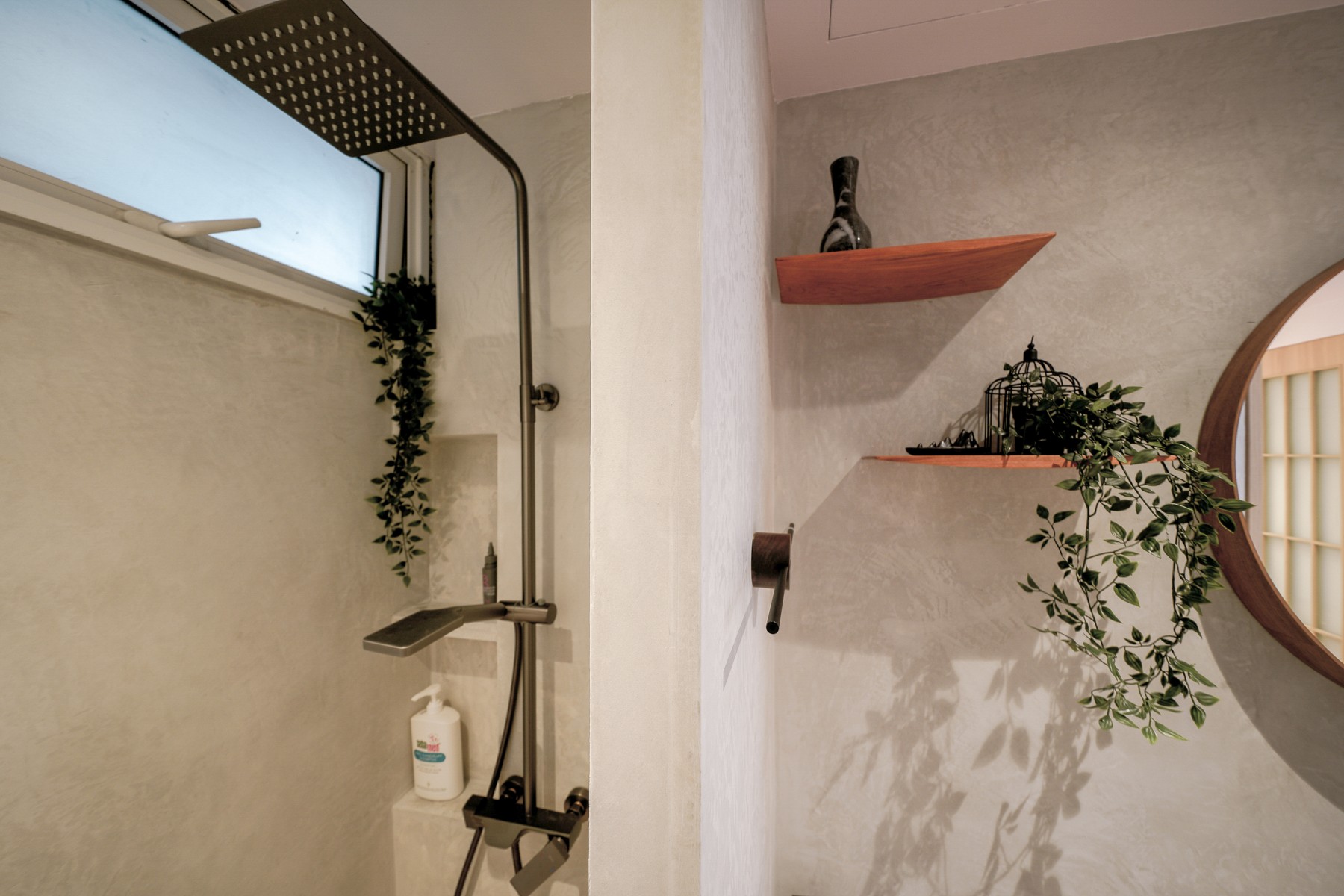 Scandinavian Bathroom with Homogeneous Tiles and Cement Floor