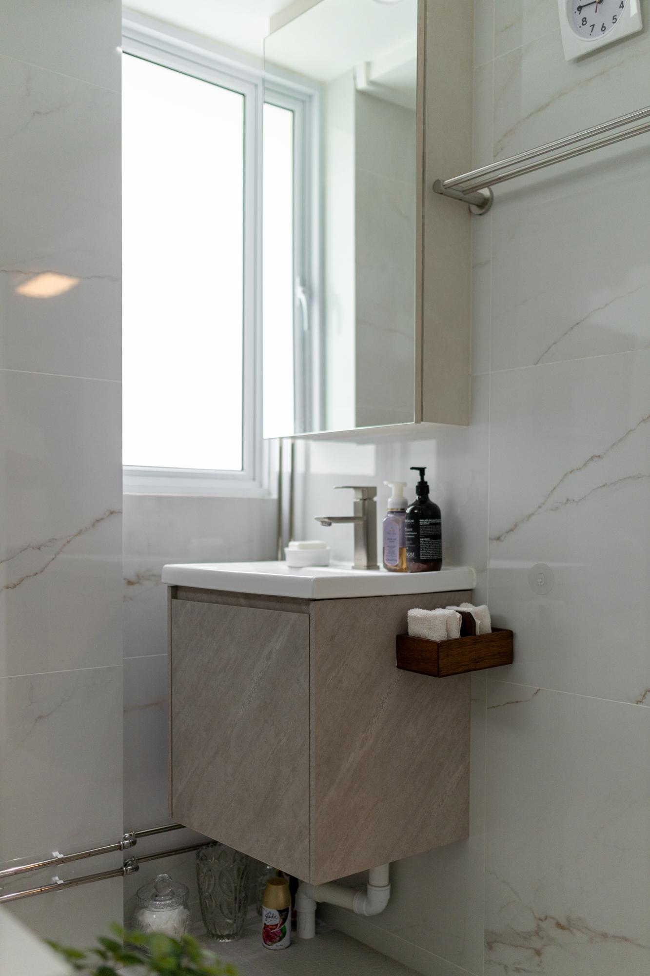 Transitional Bathroom with Countertop and Homogeneous Tiles