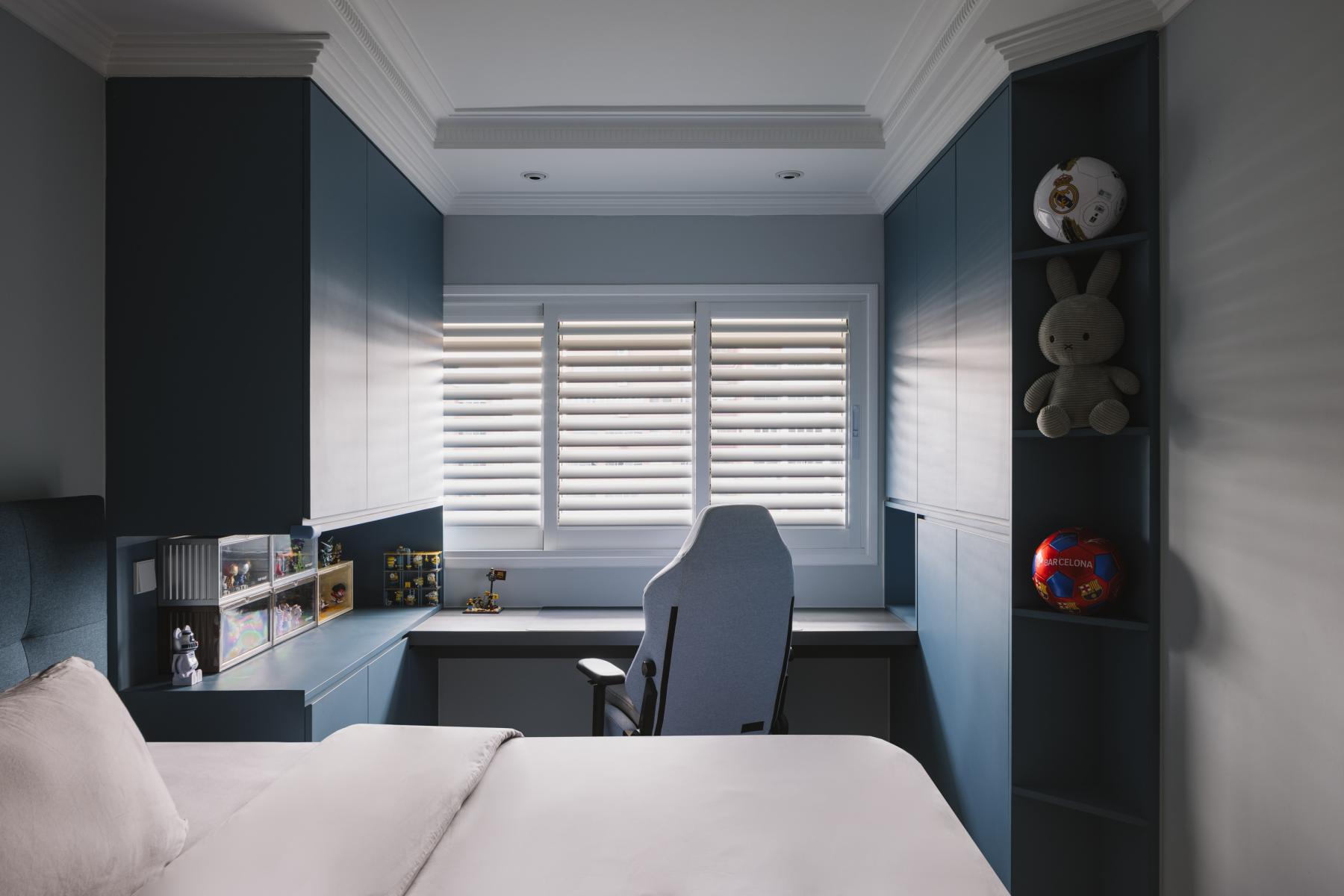 Modern Bedroom with Bookshelf and Desk