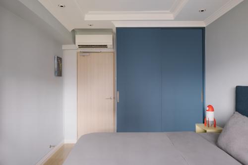 Modern Bedroom at 506 Pasir Ris