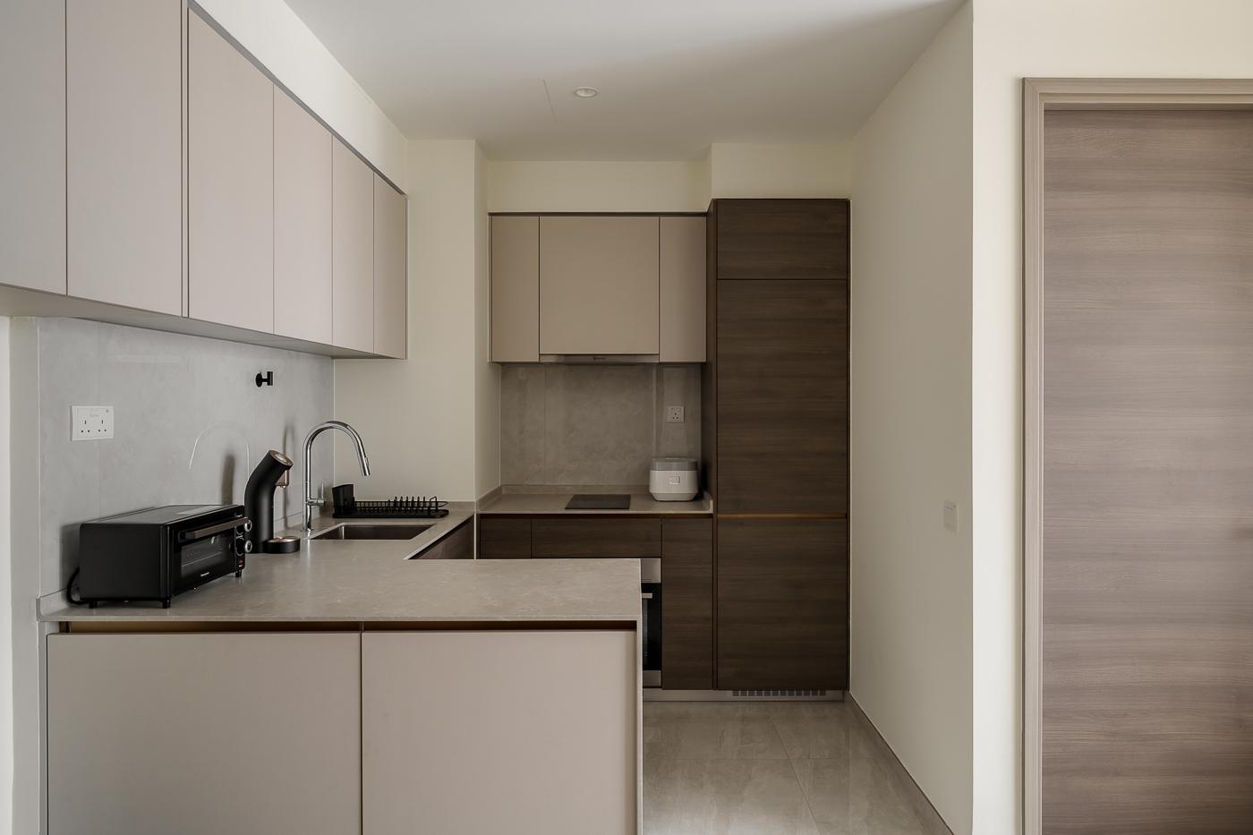 Modern Kitchen with Countertop and Homogeneous Tiles