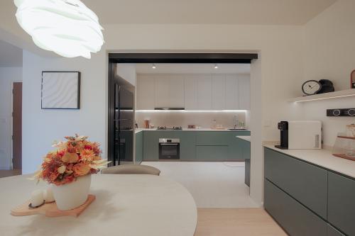 Contemporary Kitchen at 129A Plantation Crescent