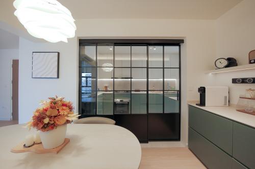 Contemporary Kitchen at 129A Plantation Crescent