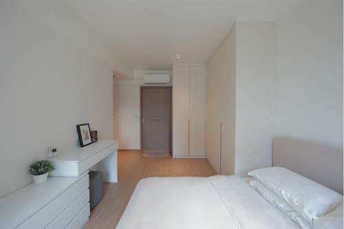 Contemporary Bedroom at 129A Plantation Crescent