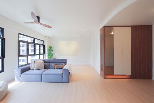 Contemporary Living Room at 129A Plantation Crescent