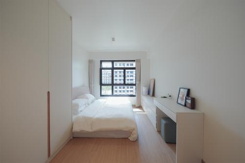Contemporary Bedroom at 129A Plantation Crescent