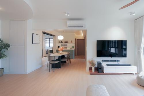 Contemporary Living Room at 129A Plantation Crescent