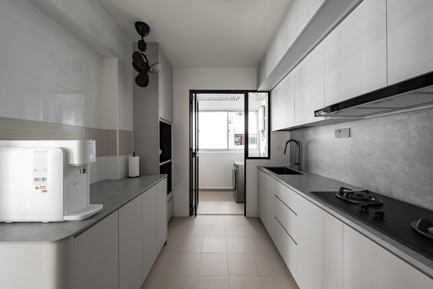 Modern Kitchen with Countertop and Homogeneous Tiles