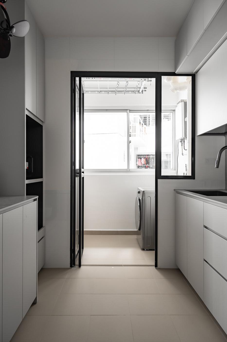Modern Kitchen with Homogeneous Tiles and Open Kitchen