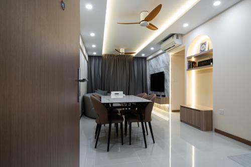 Modern Entryway at Fernvale Vines