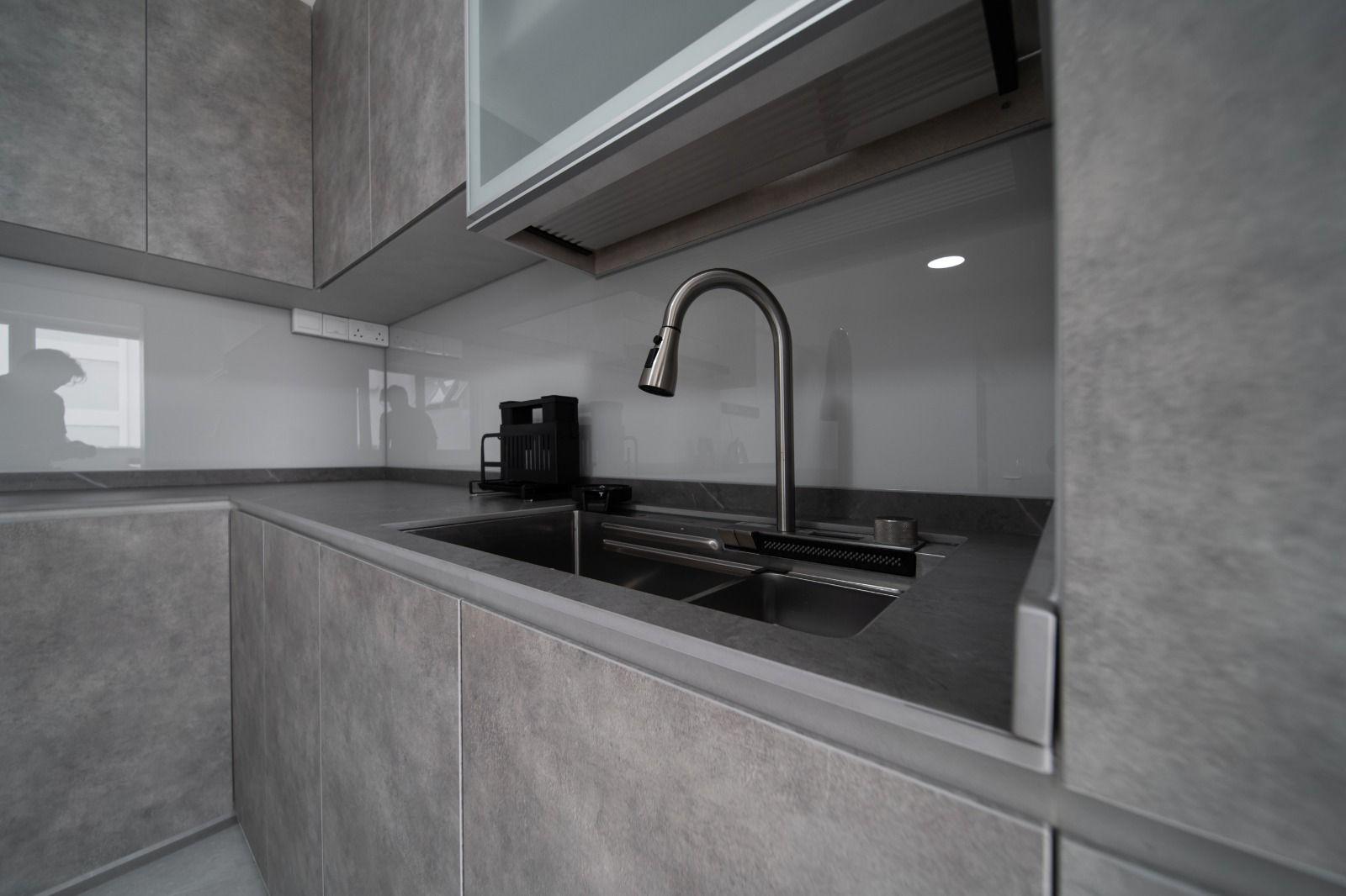 Modern Kitchen with Countertop and Homogeneous Tiles