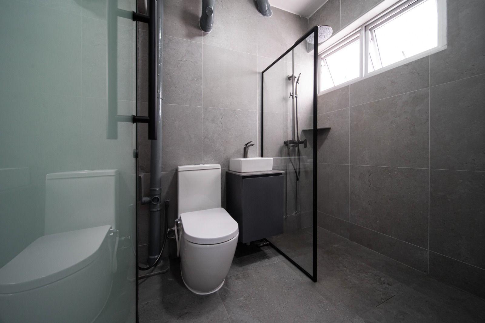 Modern Bathroom with Countertop and Homogeneous Tiles